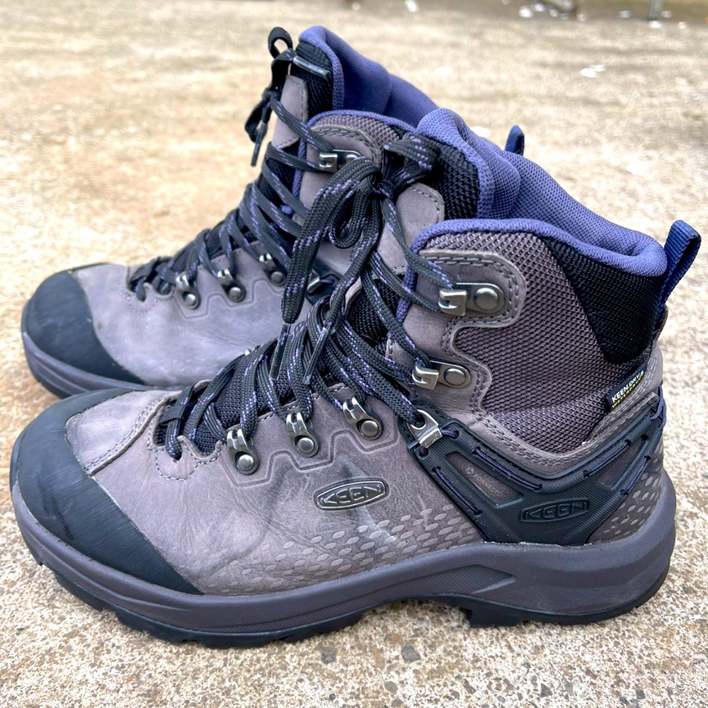 Keen size 7 Hiking Shoes